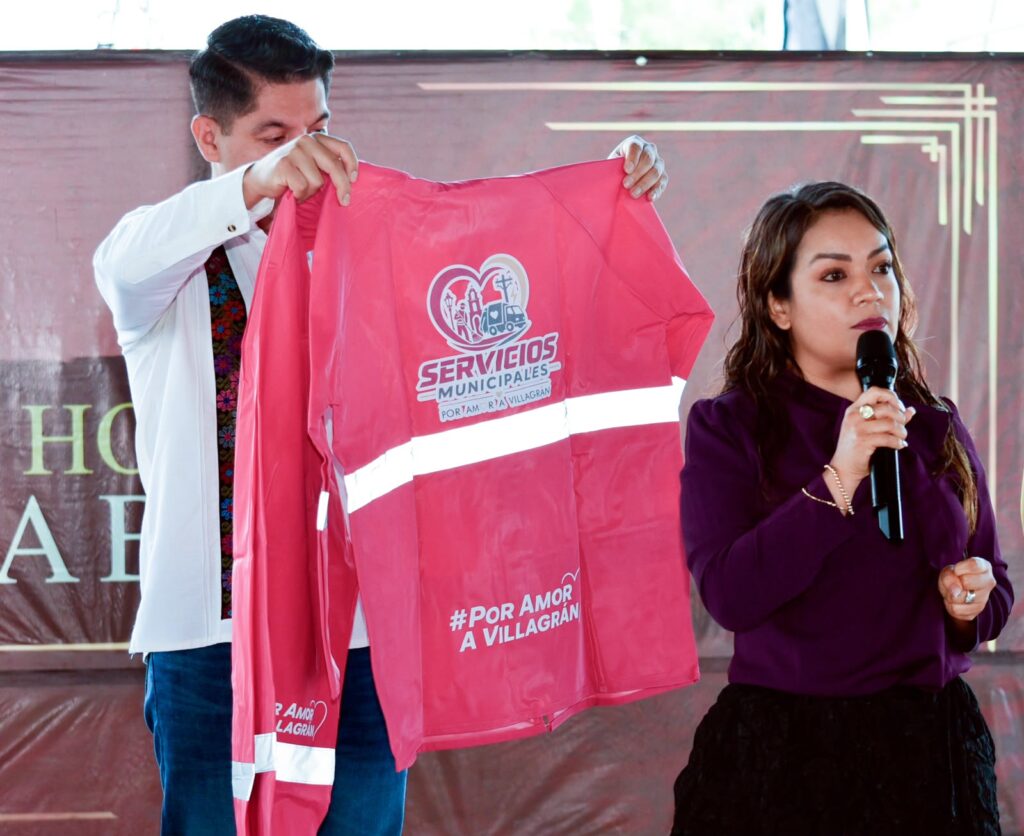 La presidenta municipal Cinthia Teniente entrega uniformes para personal de limpieza en Villagrán