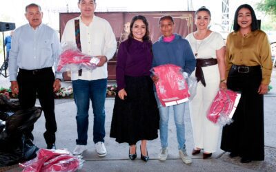 Cinthia Teniente entrega uniformes al personal de limpieza de Villagrán
